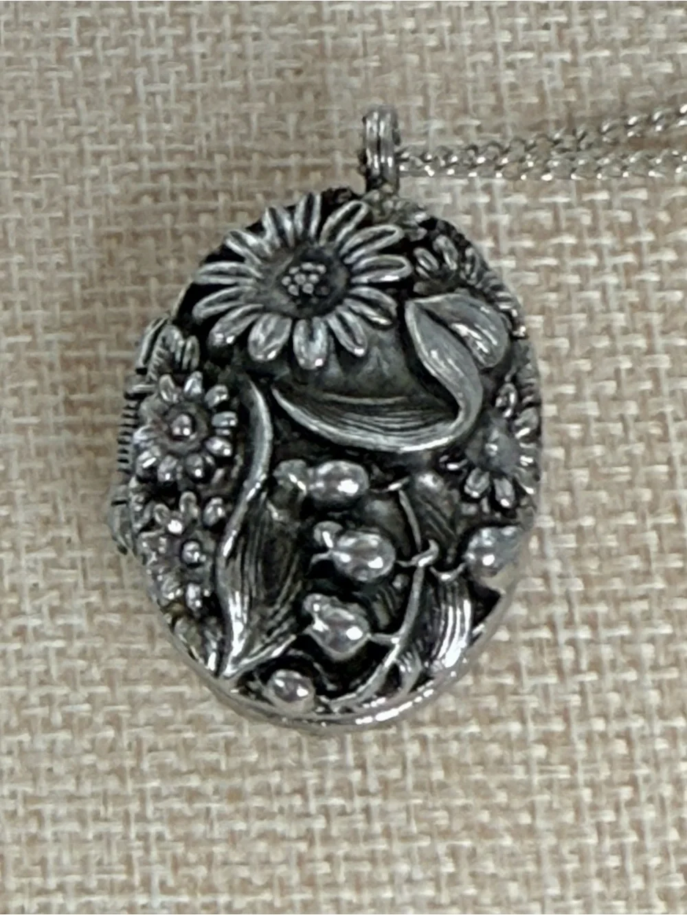 Vintage Endura peekaboo pendant watch locket floral silver tone necklace